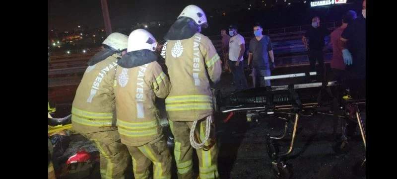 TEM otoyolda makas atarak ilerleyen bir otomobil başka bir aracın devrilmesine neden oldu: 3 yaralı
