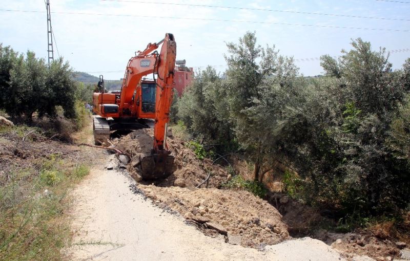 Akdeniz Belediyesinden, İhsaniye’de heyelandan çöken yolda yenileme çalışması
