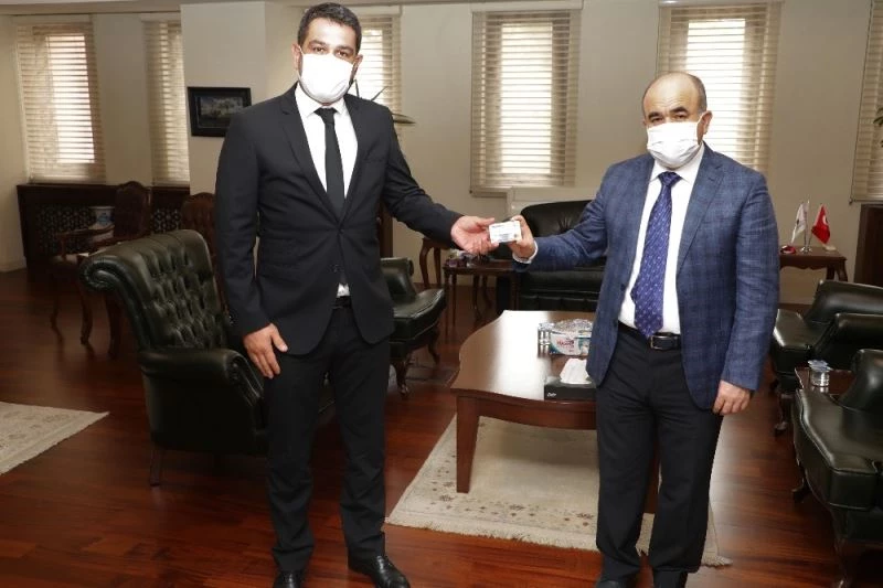 Vali Dağlı’ya Samsunspor Passolig kartı hediye edildi
