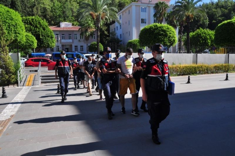 Kartın ATM’ye sıkışmasını sağlayıp, turistlerin parasını çektiler
