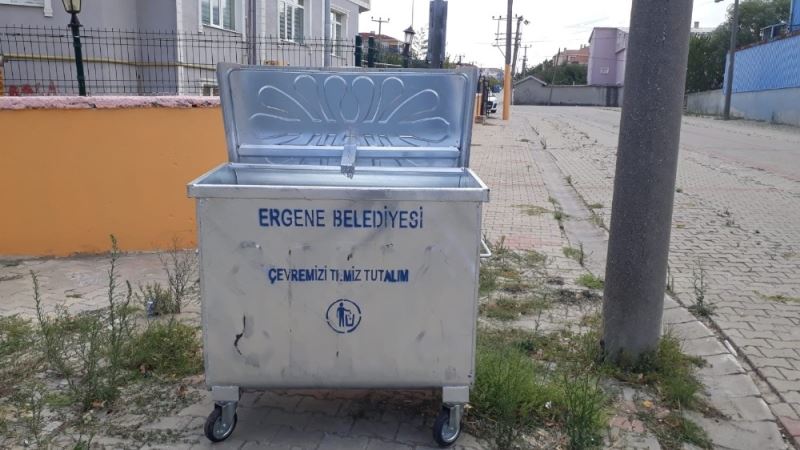 Ergene Belediyesi eski çöp konteynırlarını yeniliyor
