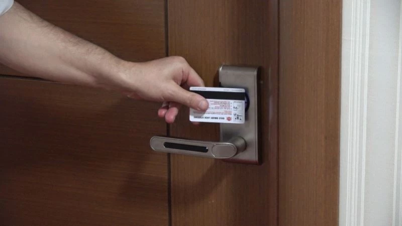 Mühendis genç kadın Kamişli’nin iddialarına ilişkin otel sahibinden açıklama: “Odaya kartsız kimse giriş yapamaz”
