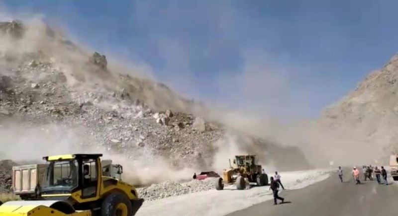 Van-Hakkari karayolundaki heyelan kamerada
