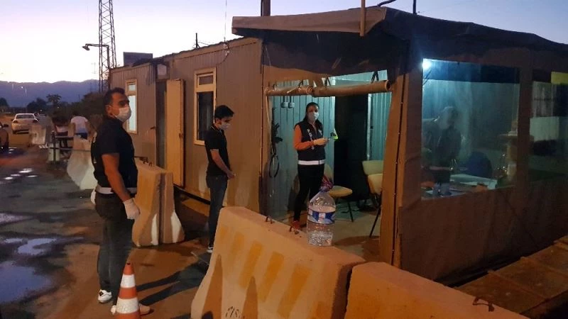 Karantinada olması gerekirken arkadaşları ile çıktığı gezide yakalandı
