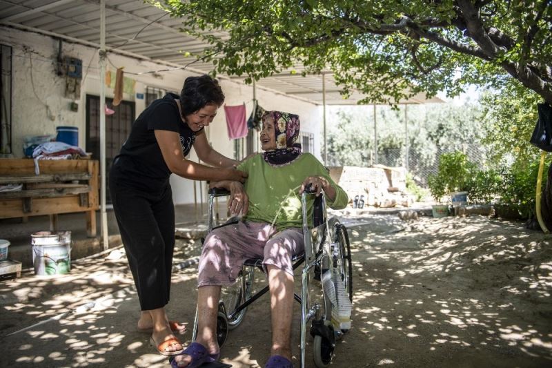 85 yaşındaki Nebiha teyze tekerlekli sandalyesine kavuştu
