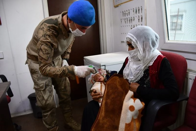 Doğumunu askerin uydu telefonu ile gerçekleştirdiği anne bebeğiyle üs bölgesini ziyaret etti
