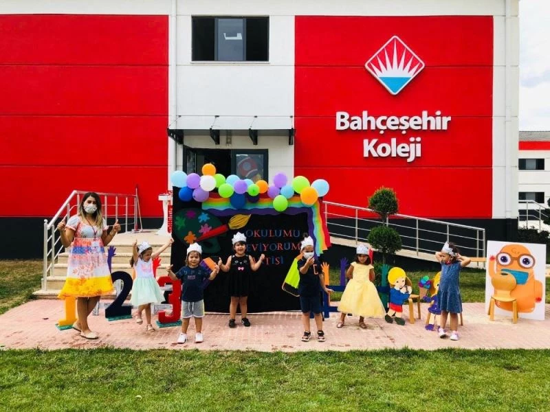 Bahçeşehir kolejinde sosyal mesafeli parti
