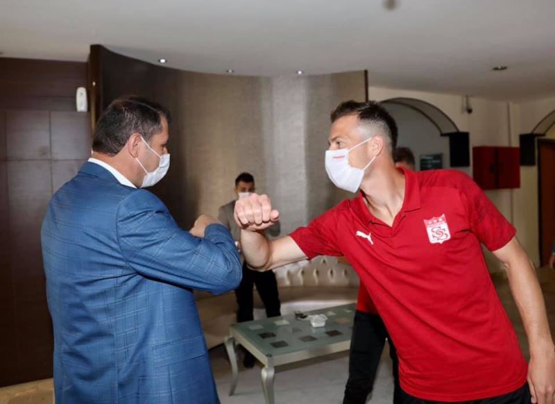 Vali Ayhan’dan Sivasspor’a maç öncesi moral ziyareti
