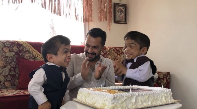 Öğretmenden MPS hastası Abdullah’a 18 yaşında sürpriz doğum günü
