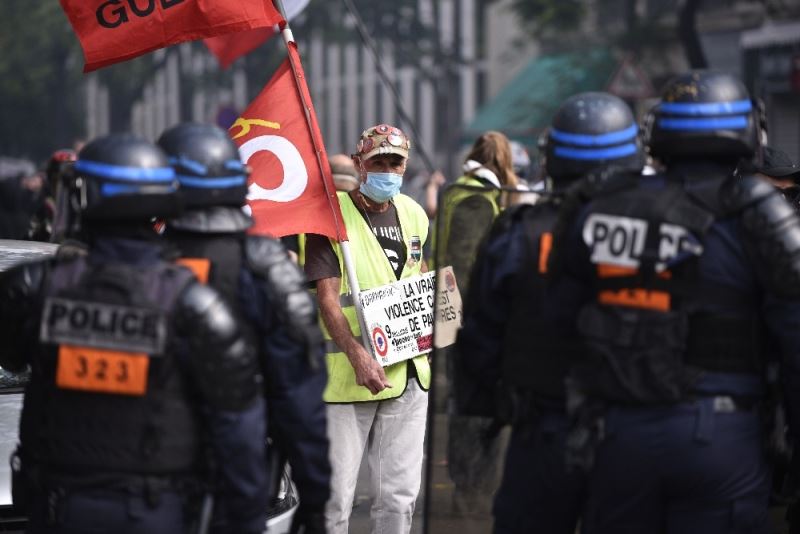 Paris’teki Sarı Yelekliler protestosunda gözaltı sayısı 256’ya çıktı
