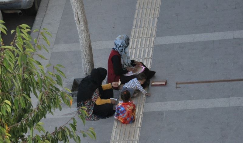 Kars’ta kadın ve çocuk dilenciler vatandaşları bıktırdı
