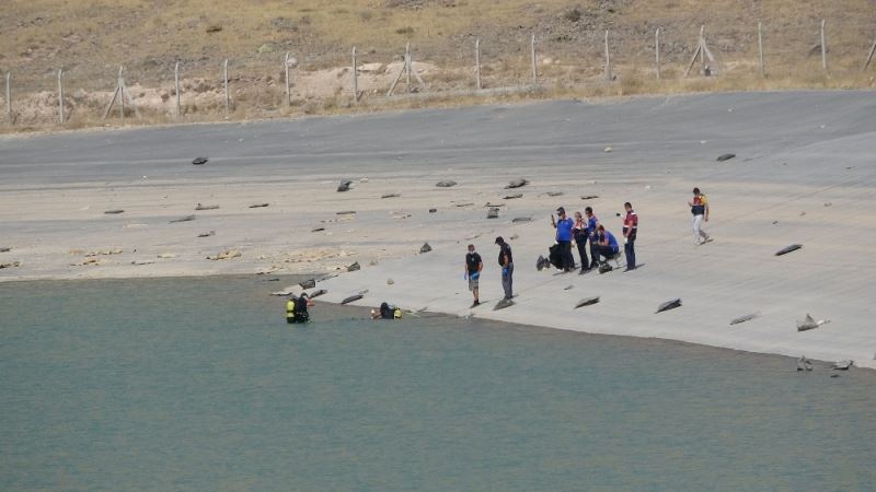 Balık tutarken gölete düşen çocuk boğuldu
