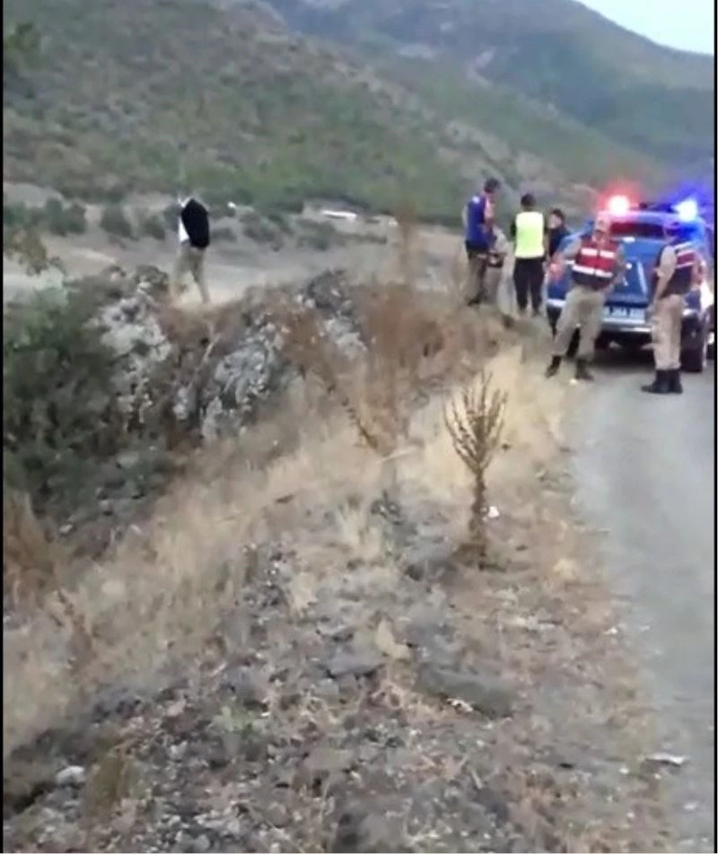 Baraj gölüne uçan araçtan sağ kurtarıldılar
