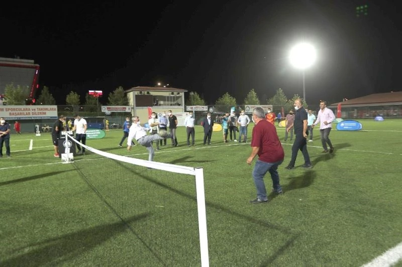 Protokolün ayak tenisi keyfi
