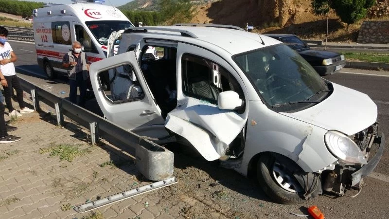 Aydınlatma direğini devirip karşı şeride geçti: 1 yaralı
