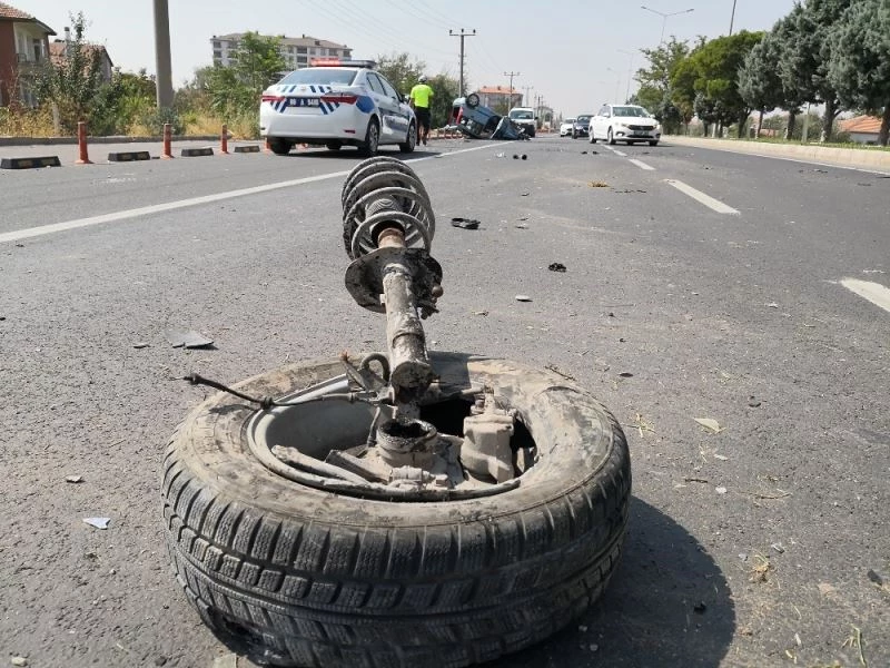 Kaplumbağayı ezmek istemeyen anne kızıyla takla attı
