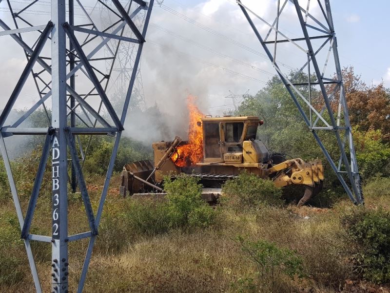 Kocaeli’de yanan iş makinesi ağaçlık alanı tutuşturdu

