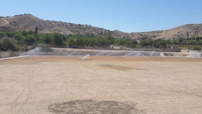 Yeşilyurt Belediyespor’un yeni stadında çim serim işlemi
