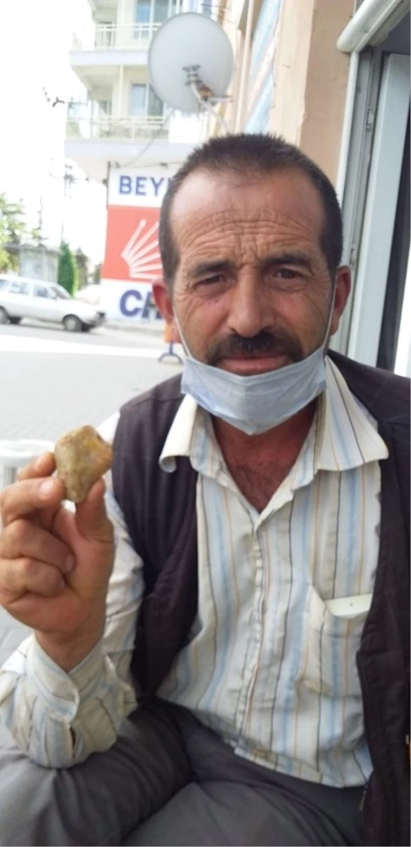 Çoban, topladığı doğal taşlarla öğrencilere ışık oluyor
