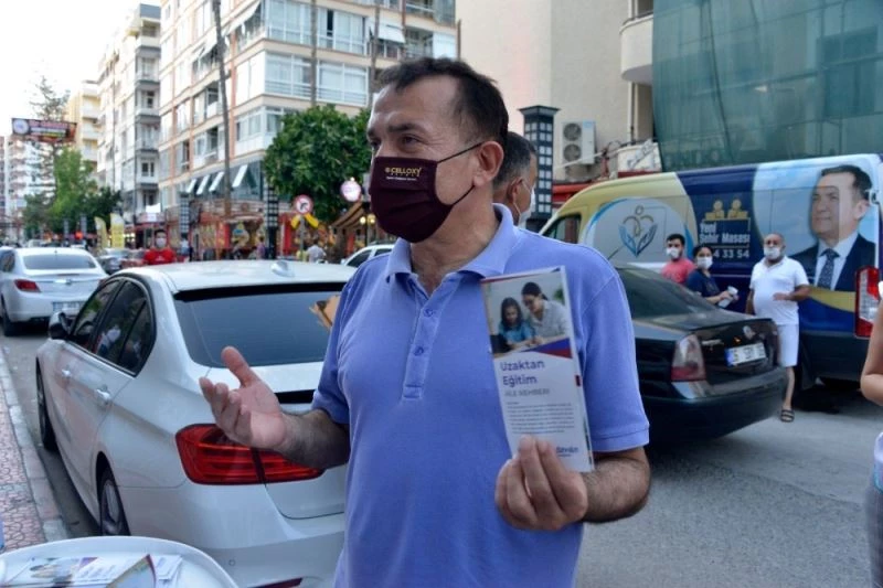 Başkan Özyiğit, vatandaşlara uzaktan eğitim kitapçığı dağıttı
