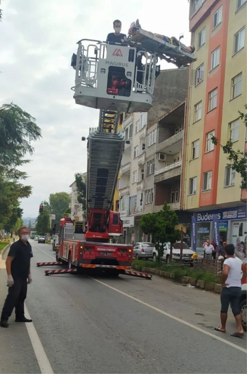Rize’de onardığı çatıda ayağı kayan işçi ölümden döndü
