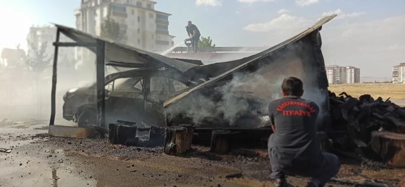 Garajdaki yangın otomobilden geriye demir yığını bıraktı
