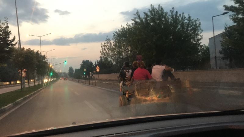 At arabası üstünde sosyal mesafe ve maske kuralını alt üst ettiler
