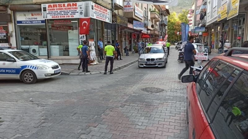 Polisin üstüne otomobilini sürüp kaçan şahıs kovalamaca ile yakalandı

