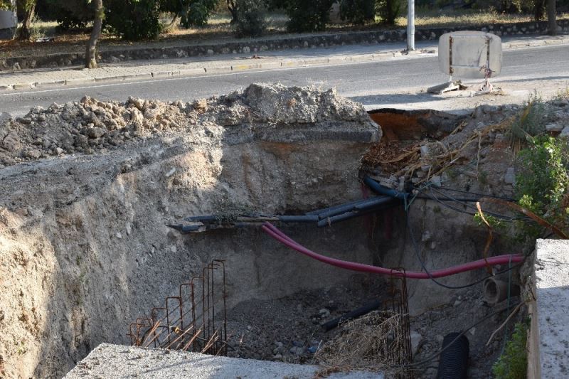 İZSU’nun cadde üzerinde açtığı yaklaşık 2,5 metre derinlikteki çukur tehlike saçıyor
