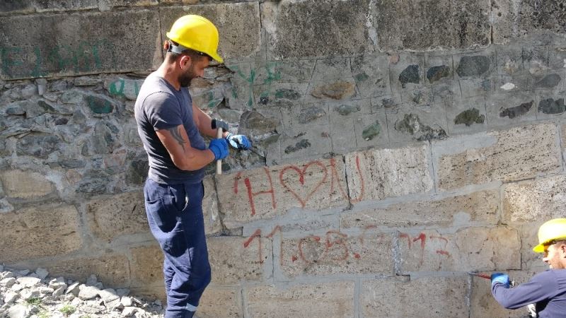 770 yıllık tarihe kazınan yazılar restorasyonda silinecek
