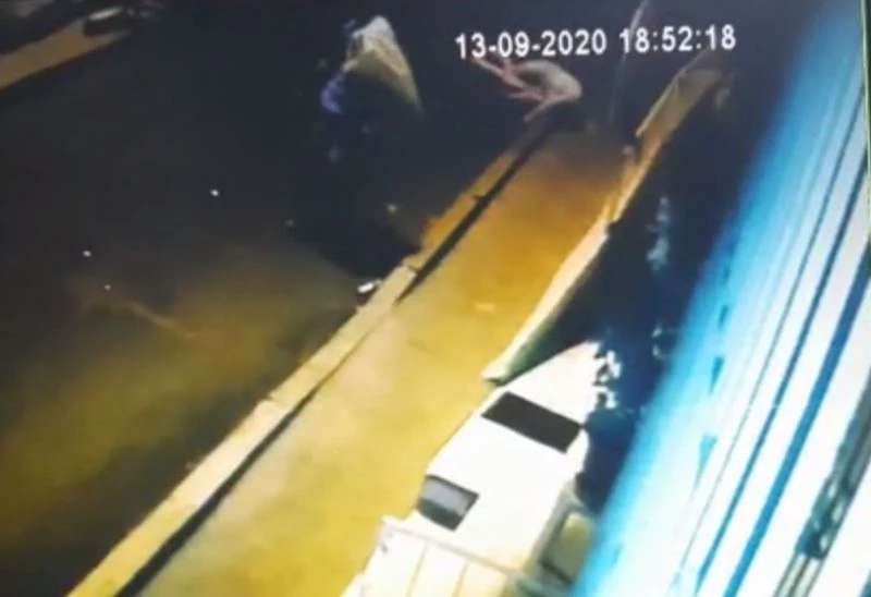 Jimnastikçi kadının akrobasi yaparken balkondan düştüğü anlar kameraya yansıdı
