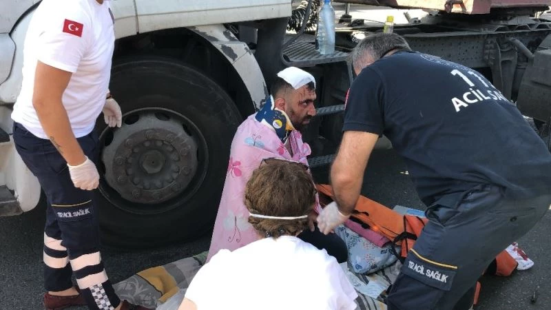 Beylikdüzü Ambarlı Liman Yolu’nda üç tane tırın karıştığı bir kaza meydana geldi. Olayda bir sürücü yaralanırken yol trafiğe kapatıldı. Bölgeye ambulans ve polis ekipleri sevk edildi.
