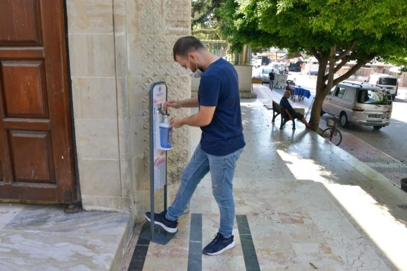 İbadethane girişlerine ayak pedallı dezenfeksiyon cihazı
