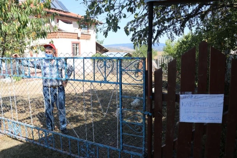 Karantinada olduğunu duyurmak için kapısına yazı yazdı
