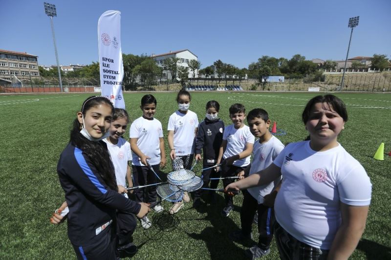 Türk ve mülteci çocuklar spor kurslarıyla yeni dostluklar kuruyor
