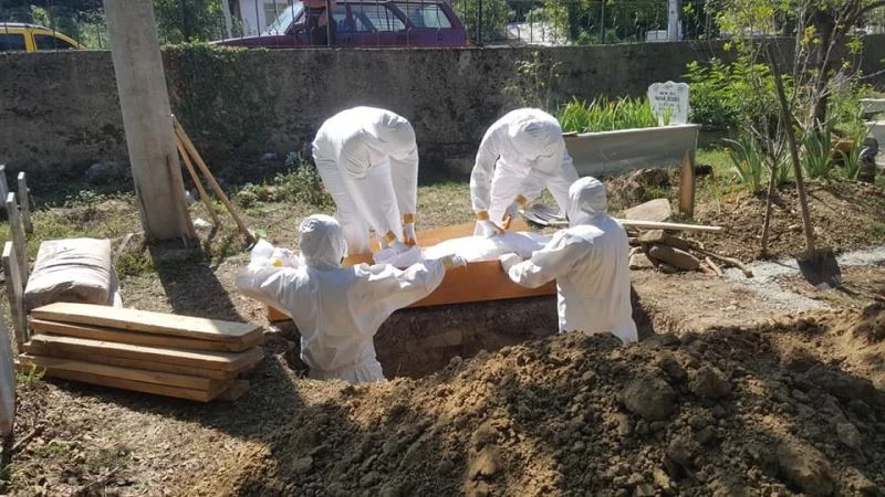 Ağırladığı ziyaretçi sonrası virüse yakalanarak hayatını kaybetti
