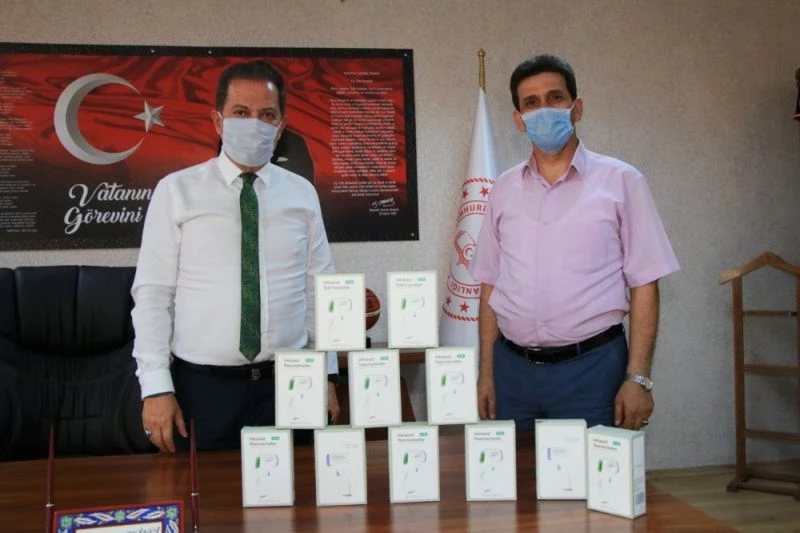 Genç avukat, ilk maaşıyla 11 adet ateş ölçüm cihazı alarak Milli Eğitim’e hediye etti
