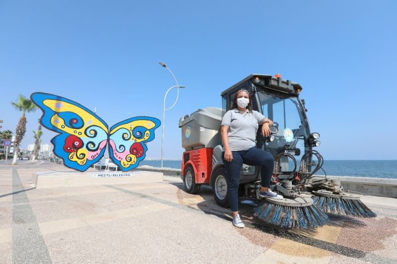 Üniversite mezunu Meltem, 6 yıldır Mezitli sokaklarını temizliyor
