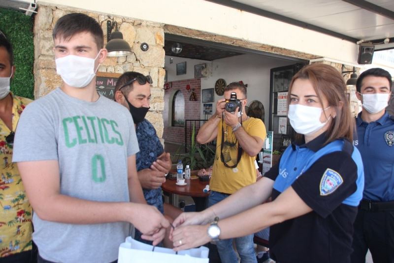 Ayakkabı için biriktiği parası çalınan genci polis sevindirdi
