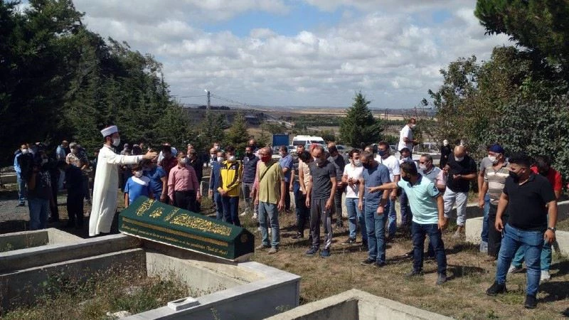 Parkta başına direk devrilen minik Görkem, son yolculuğuna uğurlandı
