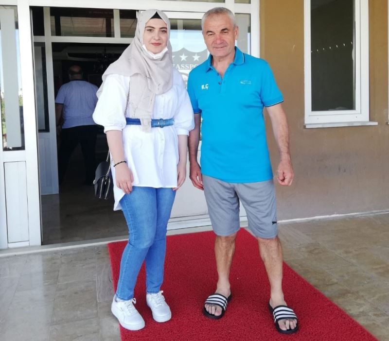 Rıza Çalımbay, fanatik Sivassporlu Hatice’yi kulüpte misafir etti
