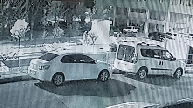 Erkek arkadaşına kızıp seyir halindeki araçtan atladı
