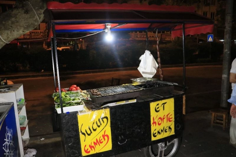 Küfür ettiği için kendisini uyaran sokak satıcısını bıçaklayarak ağır yaraladı
