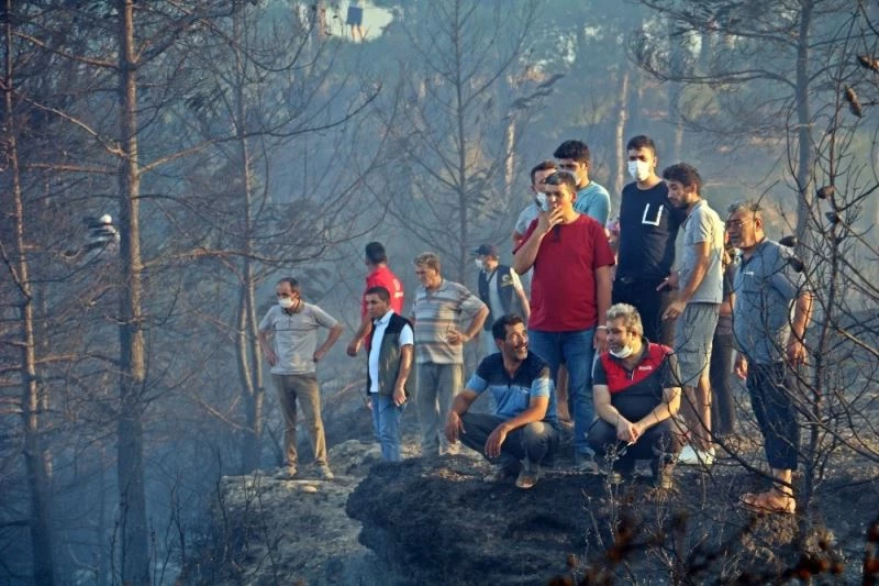 Evlerine yakın bölgede çıkan orman yangınından panikle kaçtılar
