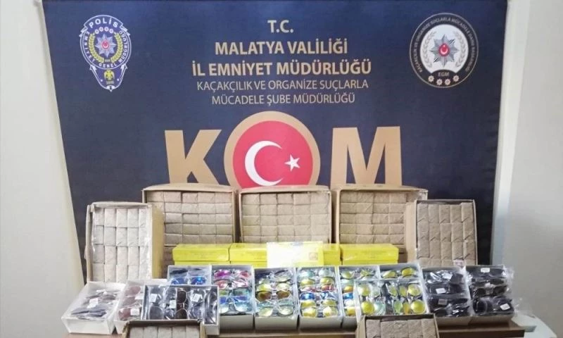 Malatya’da kaçak sigara kağıdı ve güneş gözlüğü ele geçirildi
