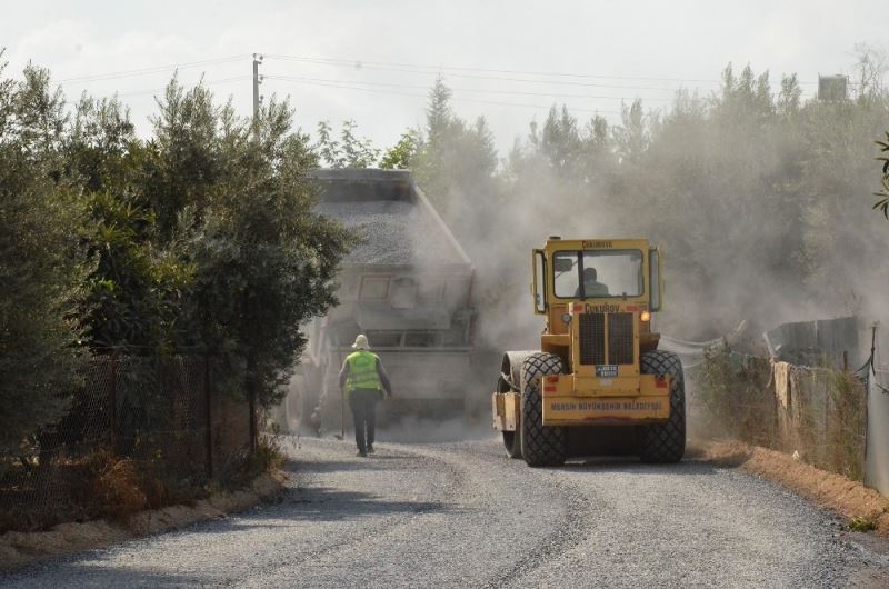 Büyükşehir Belediyesi, Tarsus ve Çamlıyayla’da asfalt çalışmalarına devam ediyor
