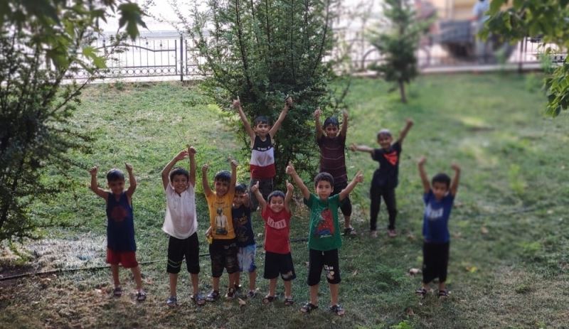 Sıcaktan bunalan çocukları belediye ekipleri serinletti
