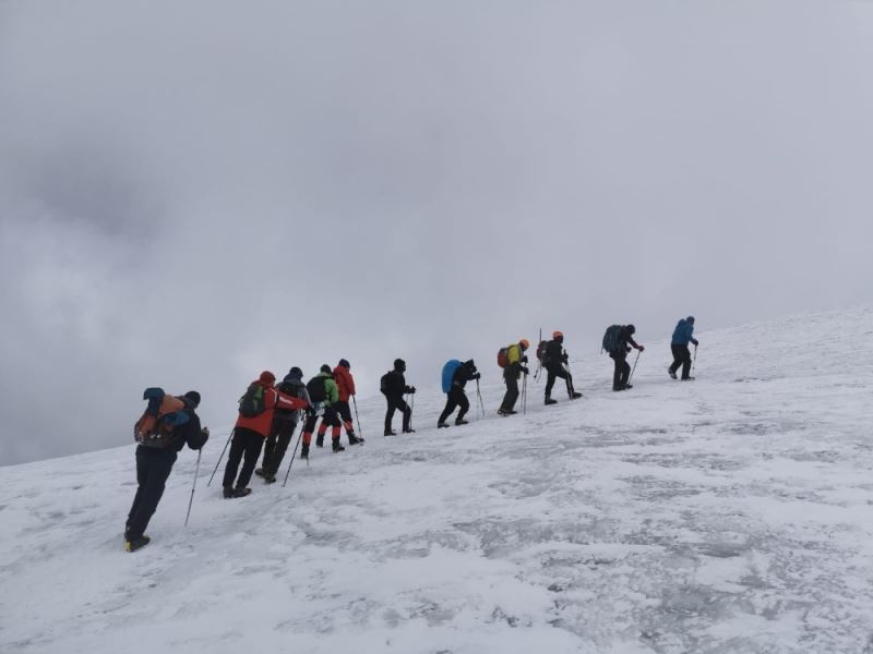 Tuncelili dağcılar, Ağrı Dağı’na tırmanış gerçekleştirdi
