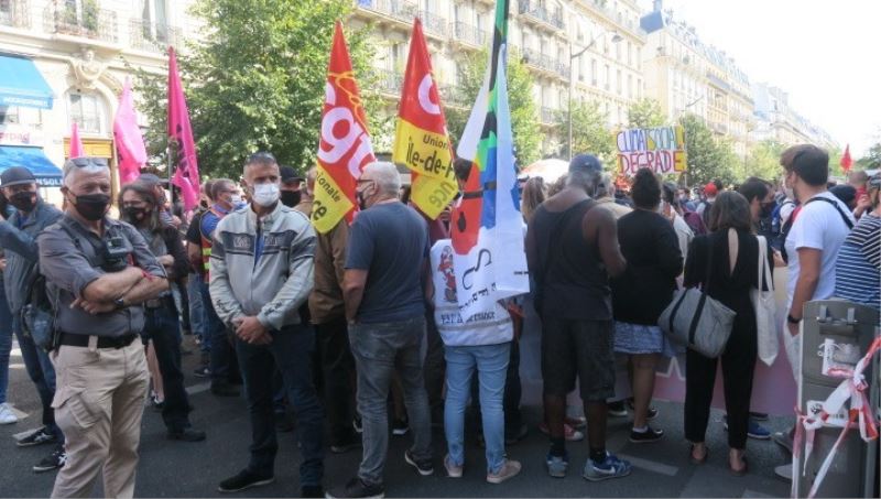 Paris’te hükümetin emekli maaşlarından kesinti yapma planına karşı protesto
