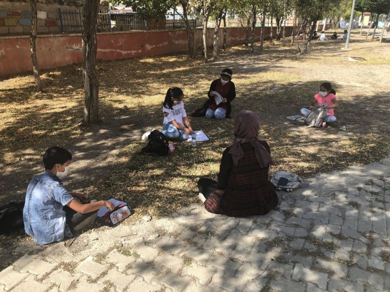 Okuldan uzak kalan öğrenciler okul bahçesinde toplanarak ders çalıştı
